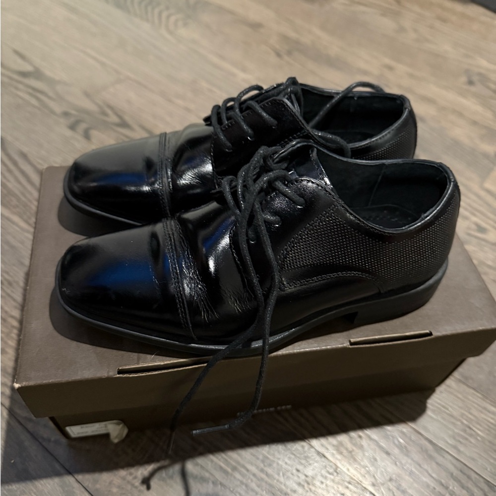Boys Dress Shoes. Black. Size: 13M.